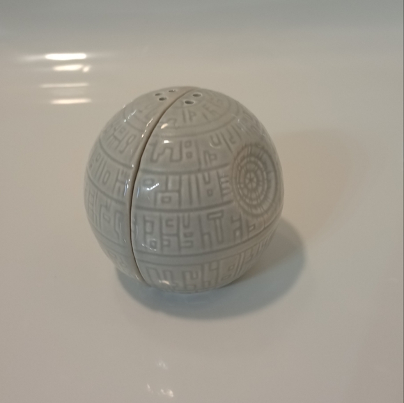 Star Wars Death Star Ceramic Salt and Pepper Shakers - Picture 1 of 5